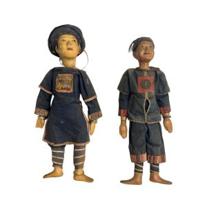 Rare paire de figurines ethnographiques correspondant aux Hmong Noirs,  Indochine française 