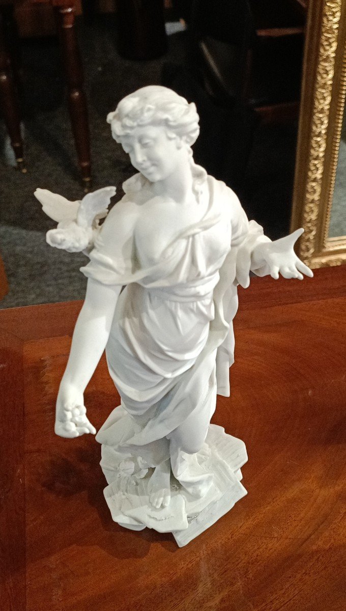 Statuette - Femme à l'Oiseau - Biscuit de porcelaine-  Volkstedt- Fin XIX E 