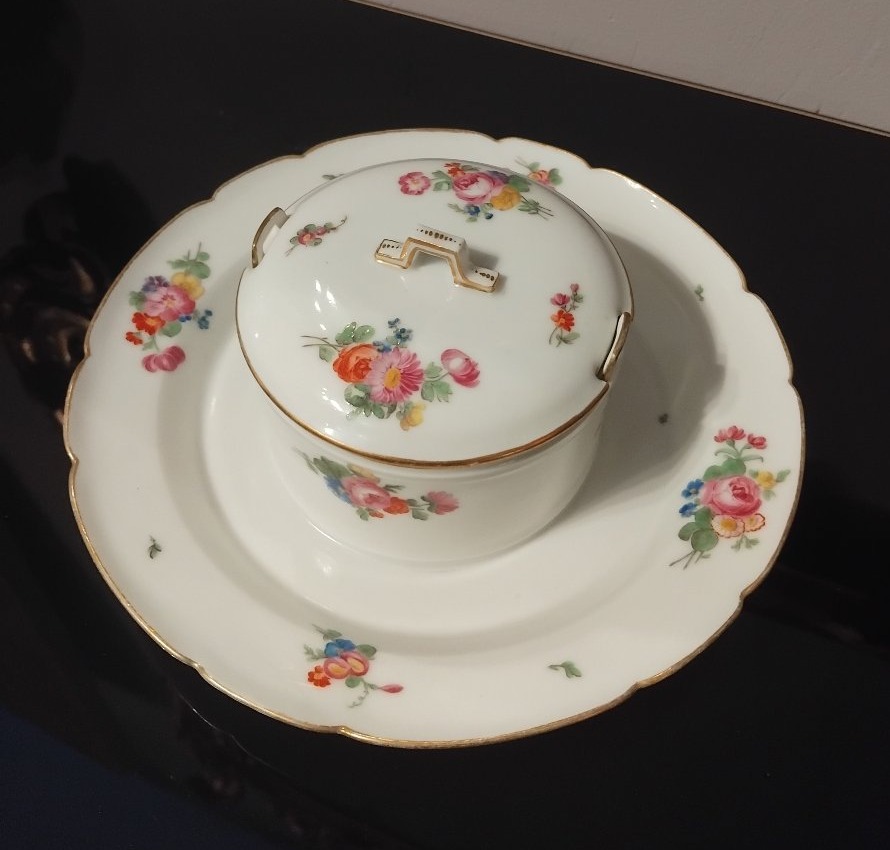 Beurrier et son couvercle- Porcelaine de Paris- Manufacture du duc d’ Angoulême- Fin XVIII e s.-photo-1