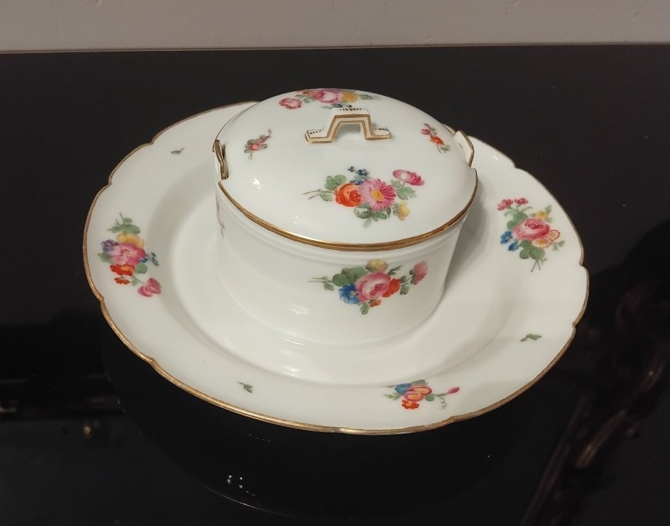 Beurrier et son couvercle- Porcelaine de Paris- Manufacture du duc d’ Angoulême- Fin XVIII e s.