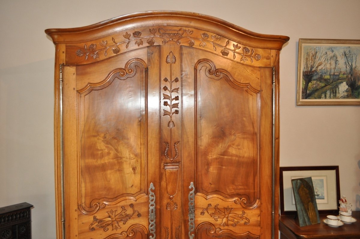 Louis XV Wardrobe With Antique Gendarme Hat From The Loire Valley In Solid Walnut, 18th Century-photo-3