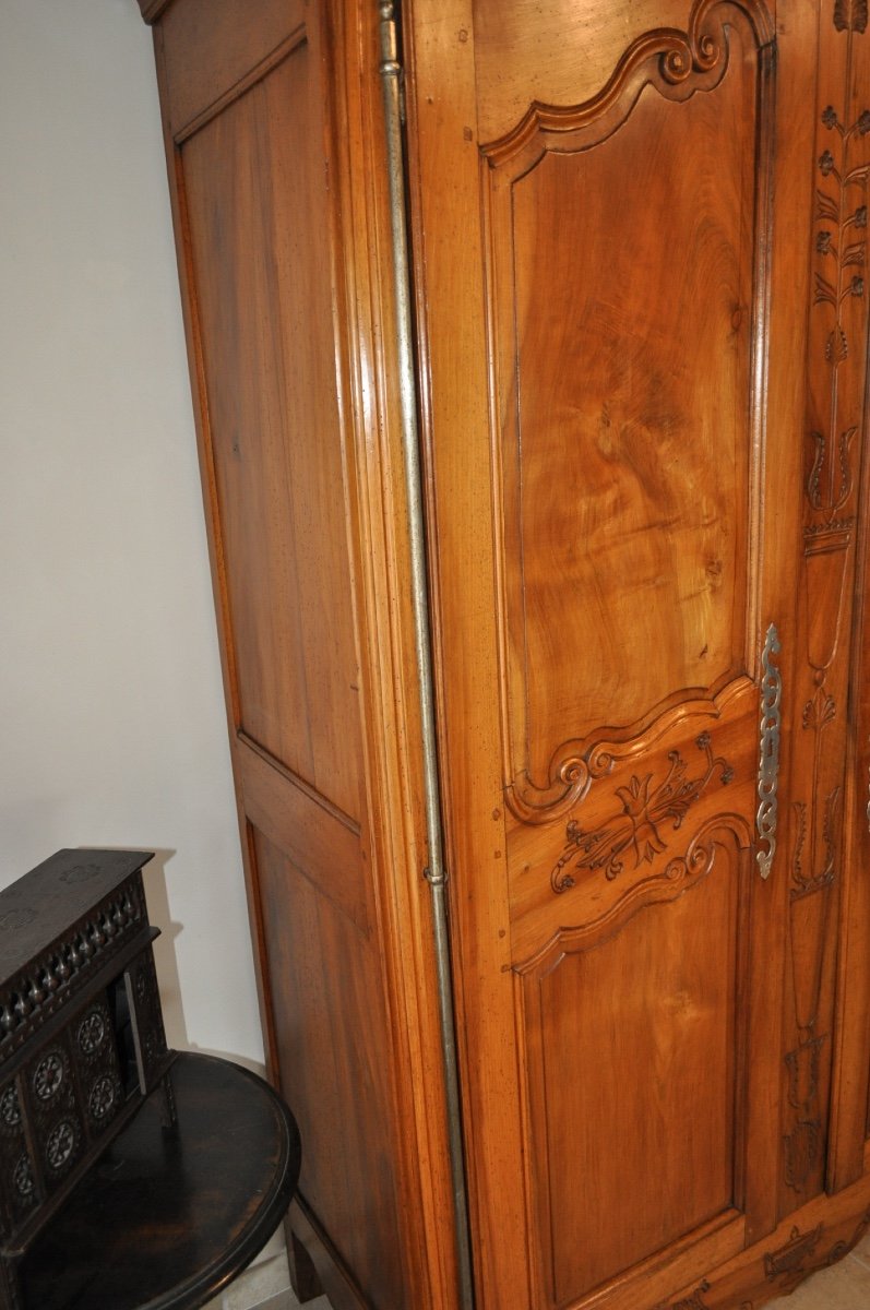 Louis XV Wardrobe With Antique Gendarme Hat From The Loire Valley In Solid Walnut, 18th Century-photo-3