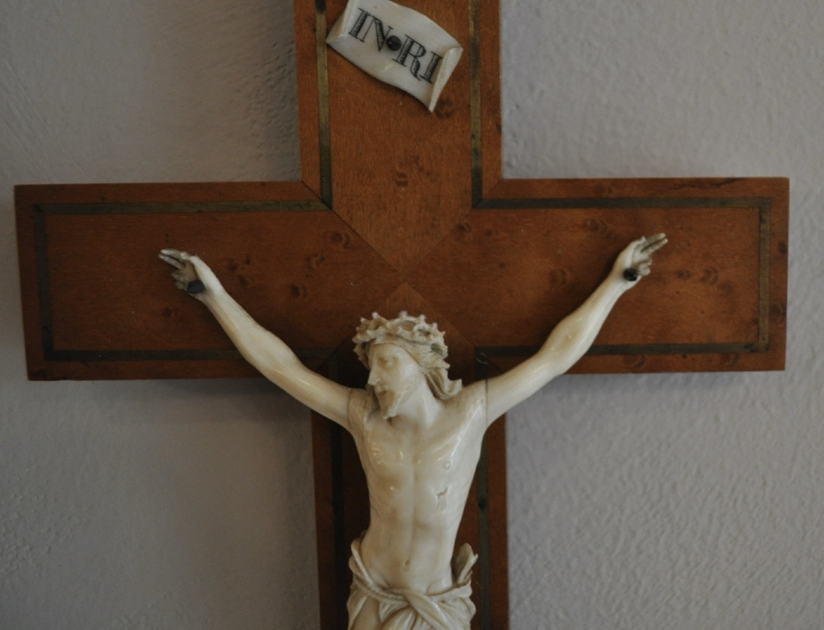 Christ en ivoire ancien époque 19ème objet religieux croix en bois et filet de laiton-photo-2