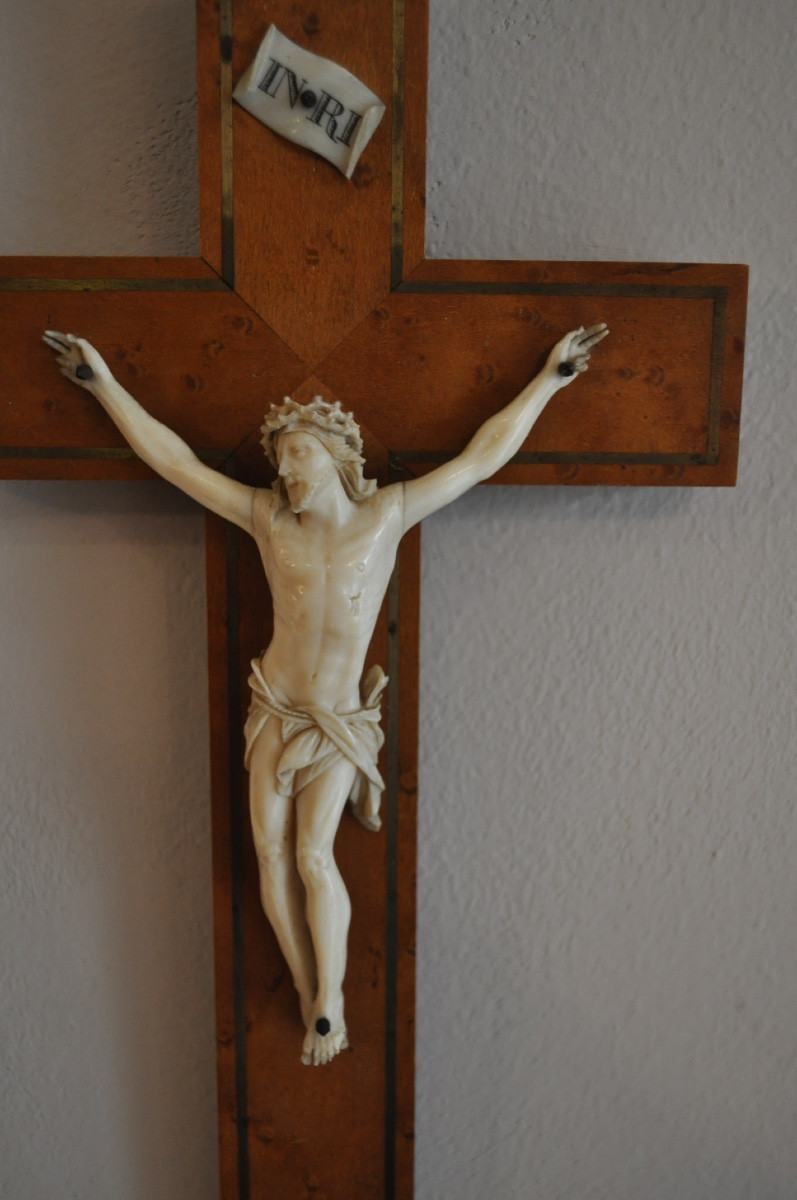 Christ en ivoire ancien époque 19ème objet religieux croix en bois et filet de laiton