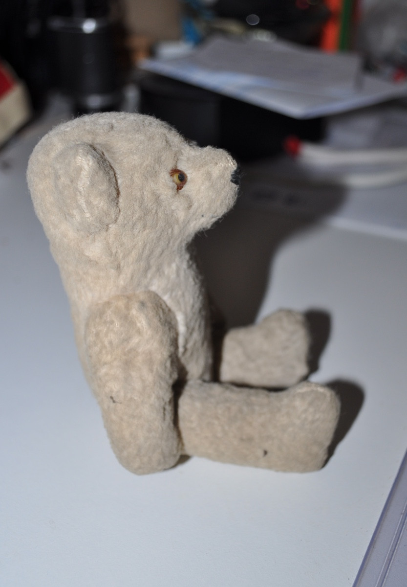Petit ours en peluche ancien pieds articulés yeux en verre époque début 20ème marque Steiff ?