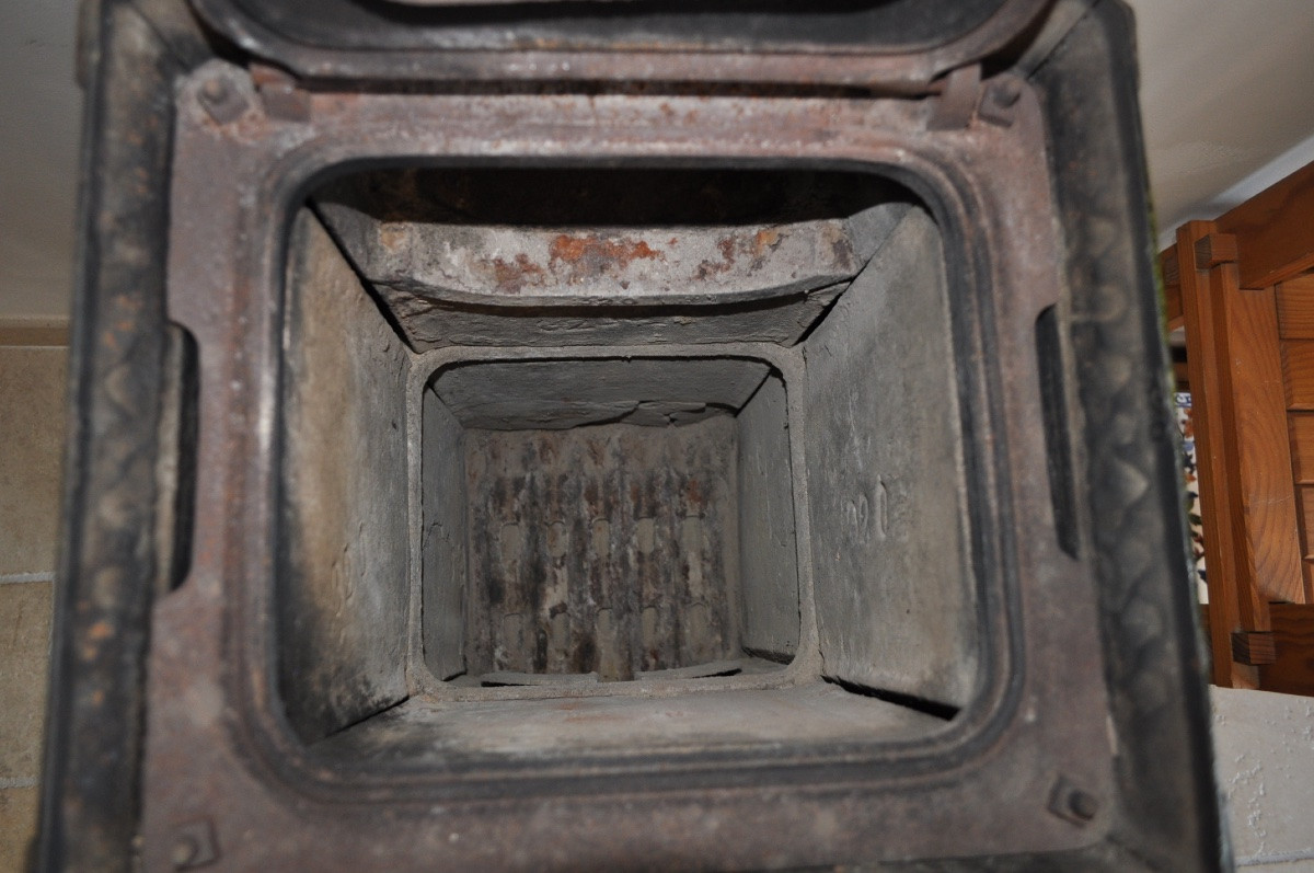 Poêle ancien en fonte émaillée vert d'époque art nouveau vers 1900 décor floral marque Deville-photo-3