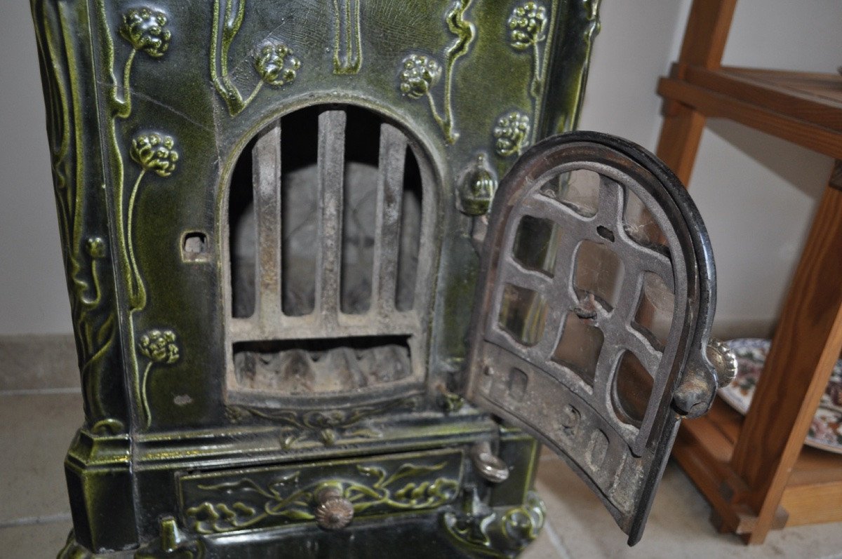 Poêle ancien en fonte émaillée vert d'époque art nouveau vers 1900 décor floral marque Deville-photo-5