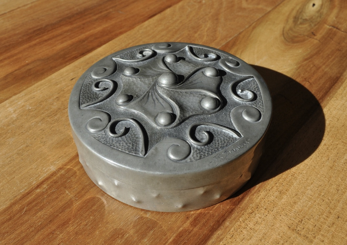 Antique Art Nouveau Repoussé Pewter Box Signed R Sitoleux (rené Pewter Art Paris)