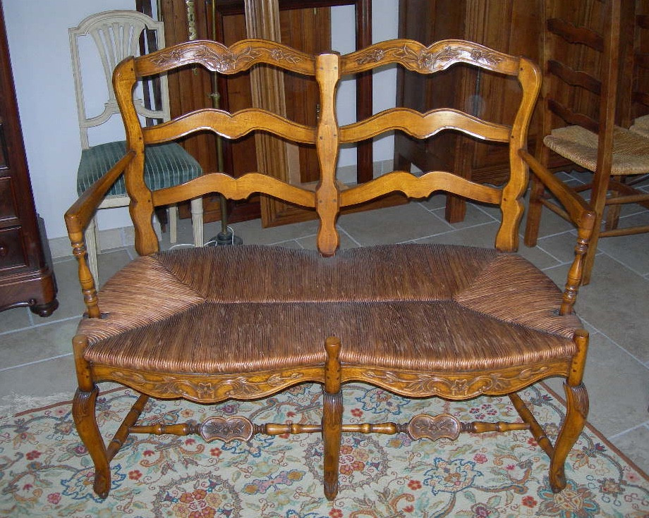 Canapé paillé ancien provençal en noyer sculpté époque 19ème fauteuil dit " radassier  2 places