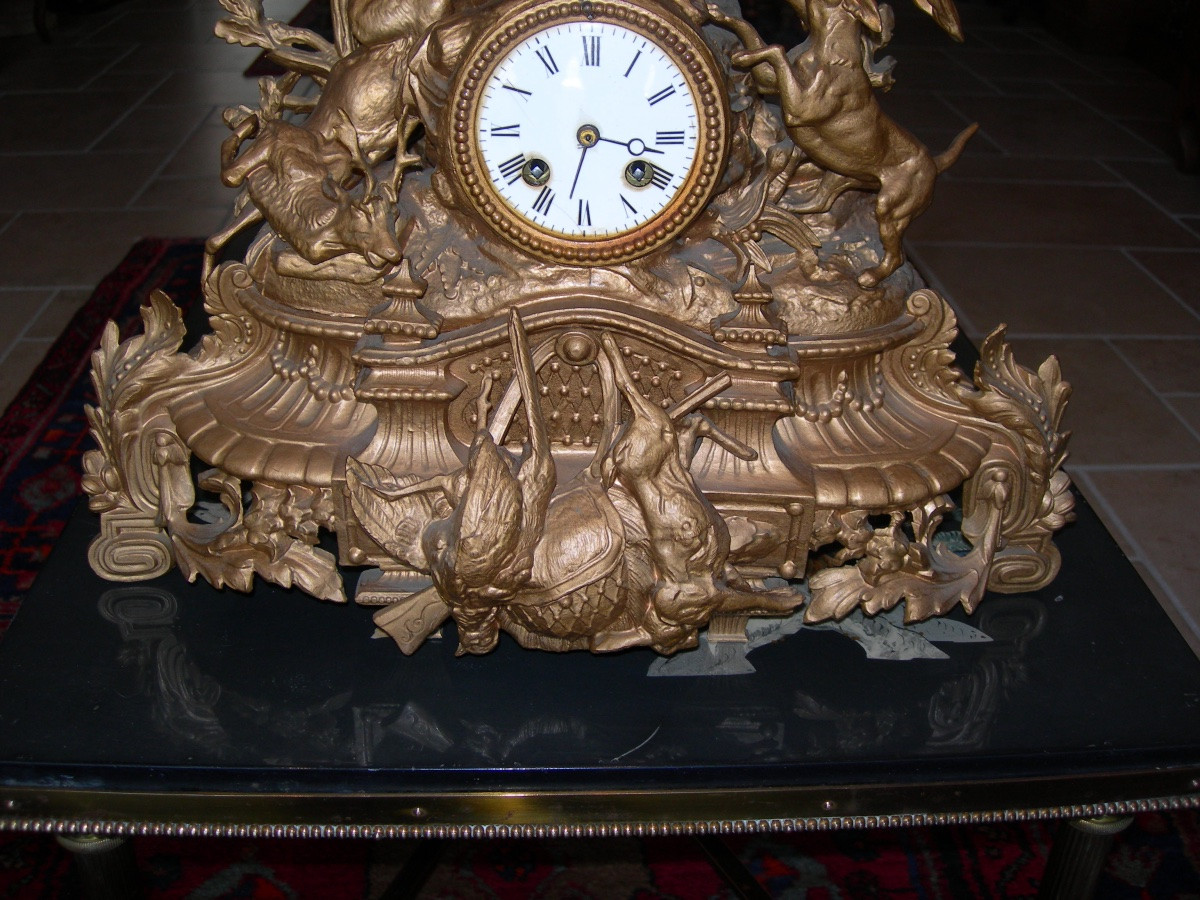 Large Antique Clock In Gilded Regula From The Late 19th Century, Depicting A Horse Stag Chase.-photo-4