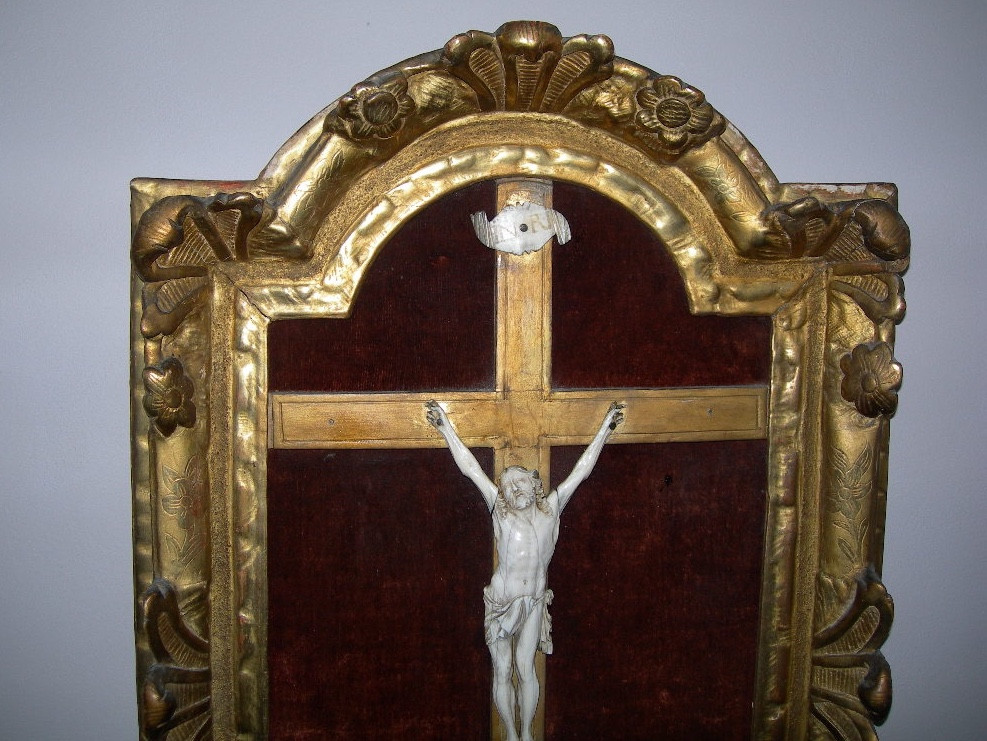 Antique Christ In Ivory, Early 18th Century, Carved And Gilded Wood Frame, Louis XIV Or Regency Style
