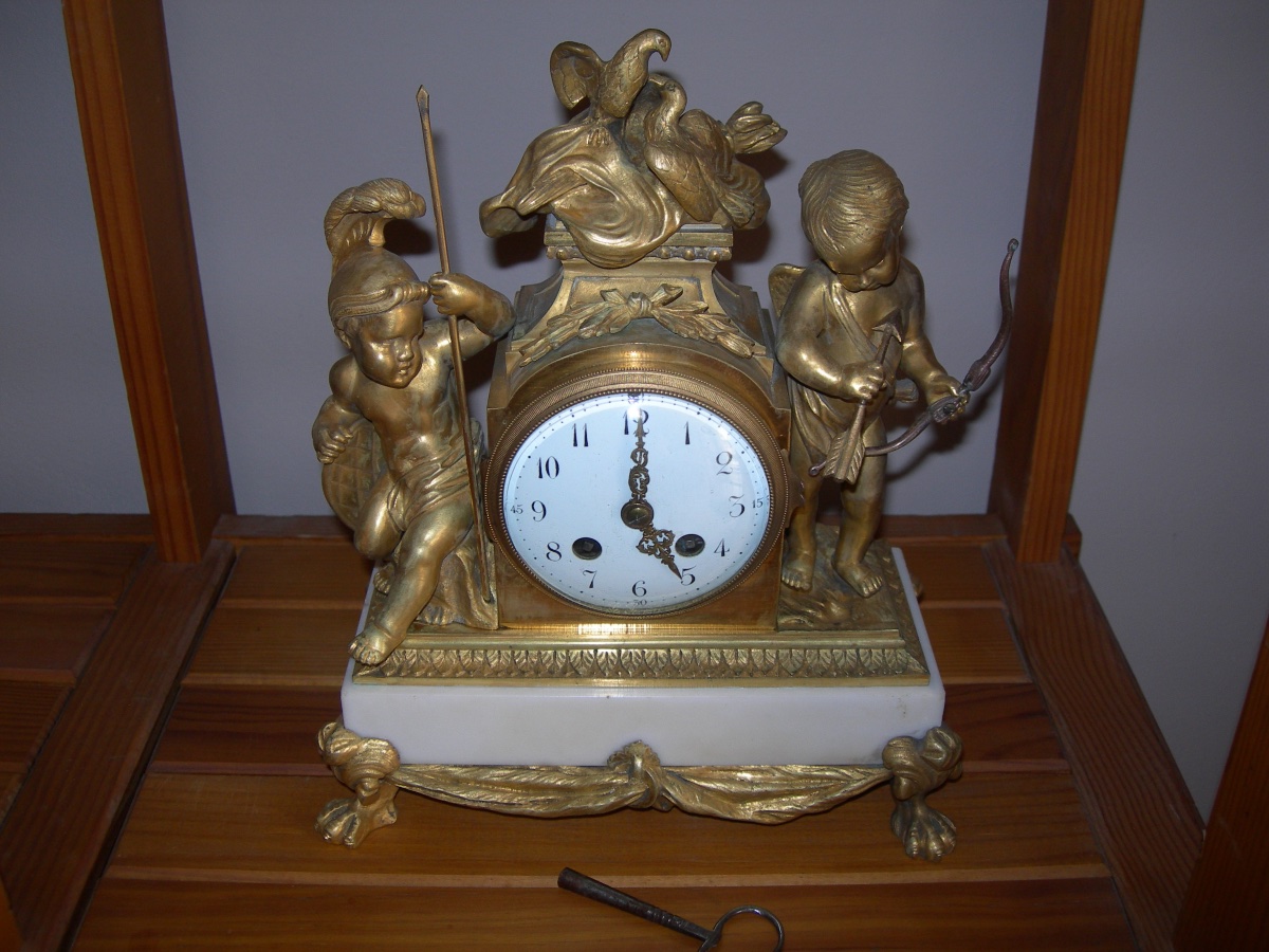 Petite pendule ancienne en bronze doré et marbre blanc d'époque début 19ème Mars et Cupidon 