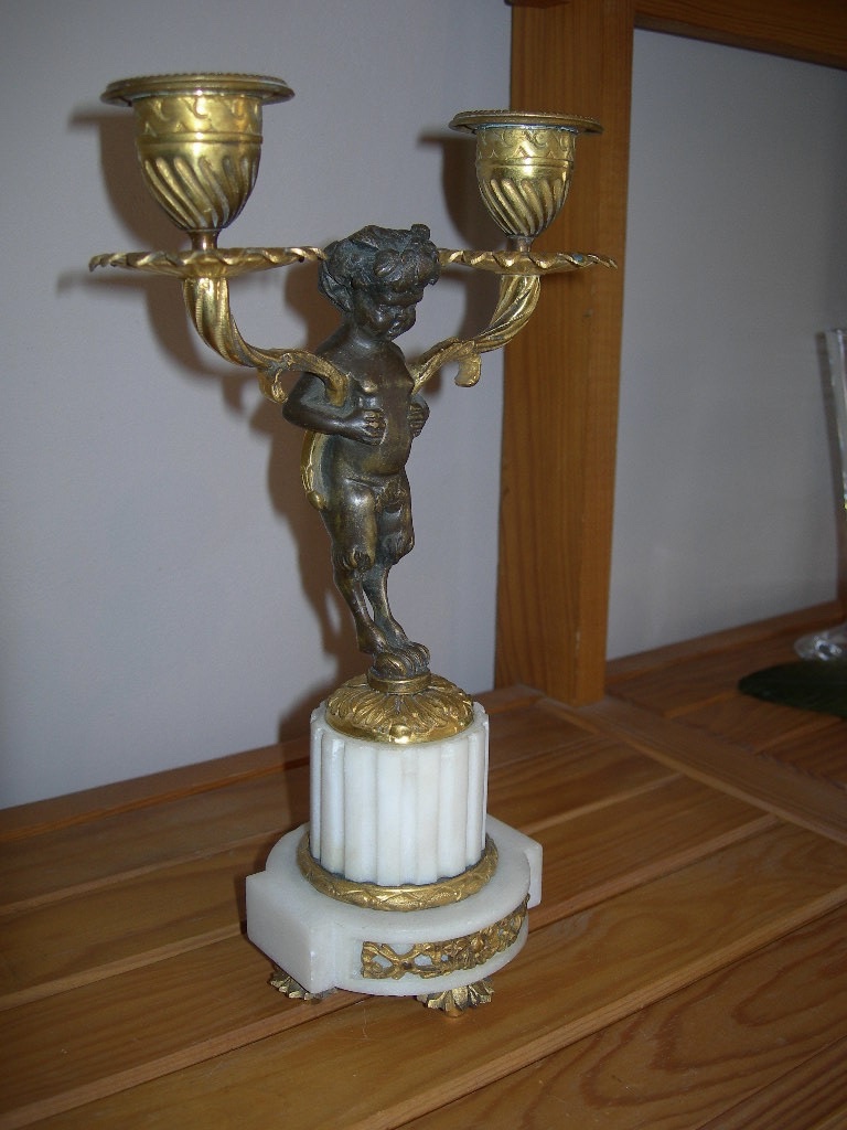 Pair Of Antique Candlesticks In Gilded Bronze With A White Marble Patina, Featuring Cherubs (putti) From The 19th Century-photo-1