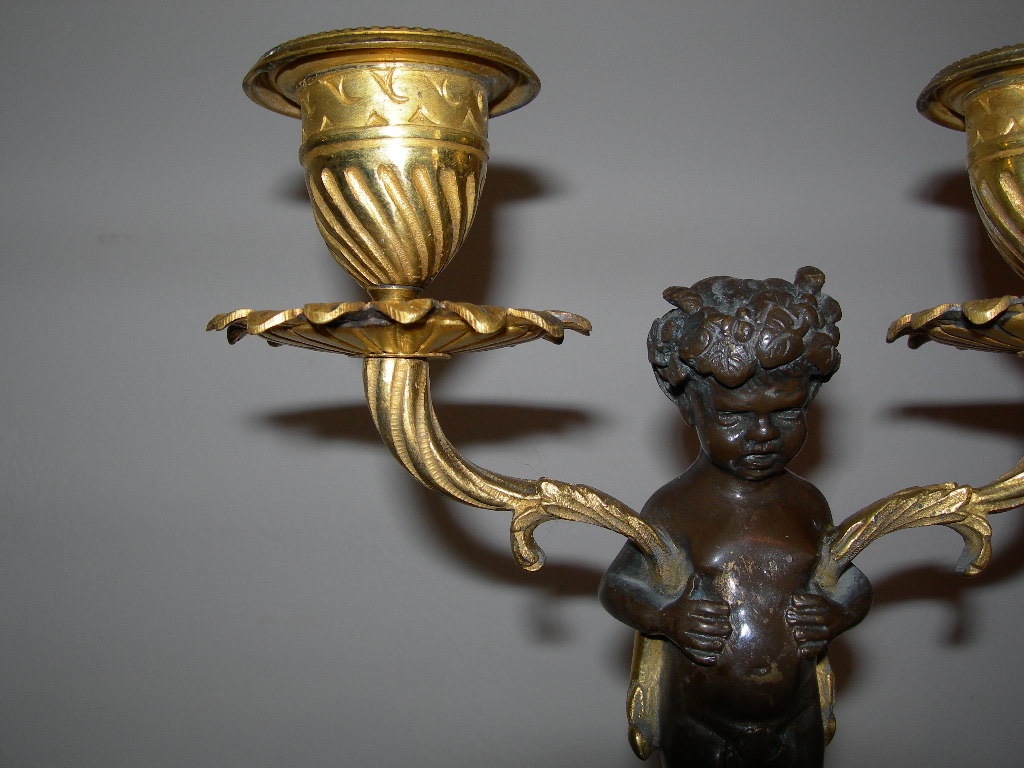 Pair Of Antique Candlesticks In Gilded Bronze With A White Marble Patina, Featuring Cherubs (putti) From The 19th Century-photo-5
