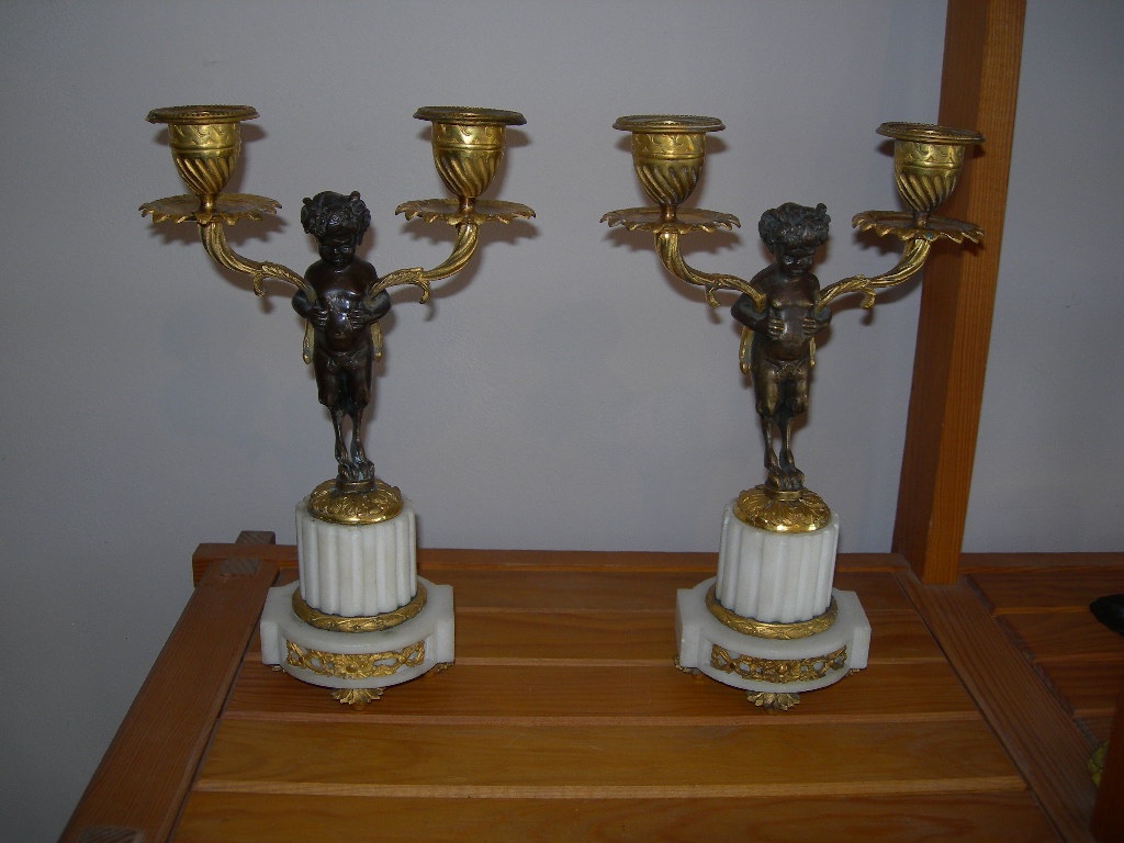 Pair Of Antique Candlesticks In Gilded Bronze With A White Marble Patina, Featuring Cherubs (putti) From The 19th Century