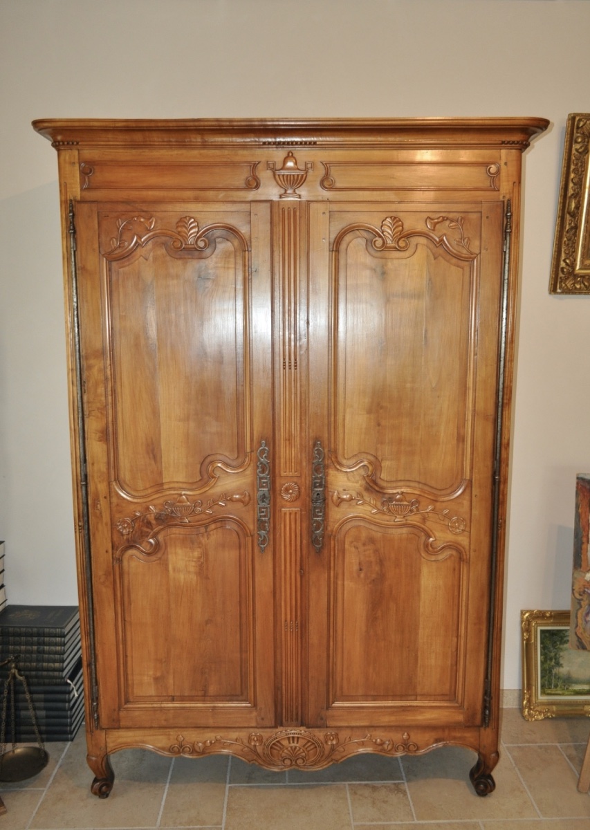 ARMOIRE LOUIS XV ANCIENNE DU VAL DE LOIRE EN MERISIER MASSIF D'ÉPOQUE 18ÈME