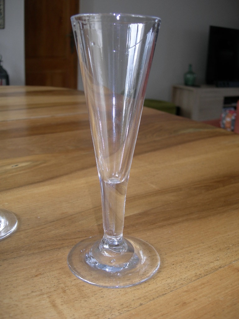 2 flutes anciennes en verre soufflé d'époque 18ème objet XVIIIeme siècle verre à vin XVIIIe 18e-photo-3
