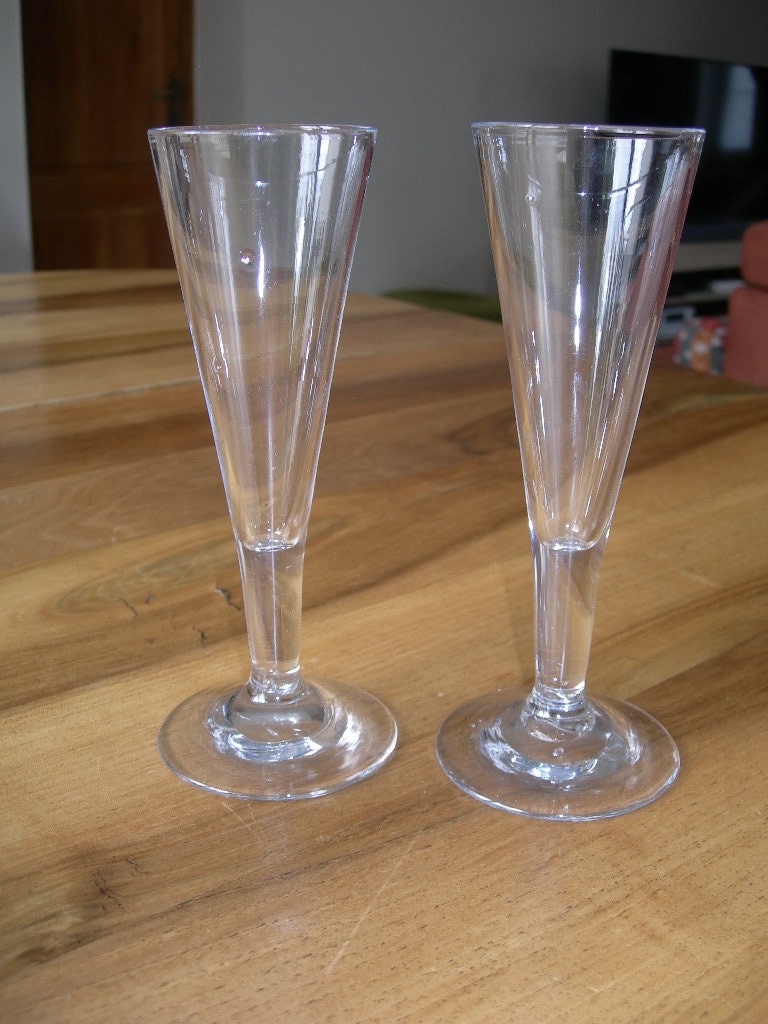 2 flutes anciennes en verre soufflé d'époque 18ème objet XVIIIeme siècle verre à vin XVIIIe 18e