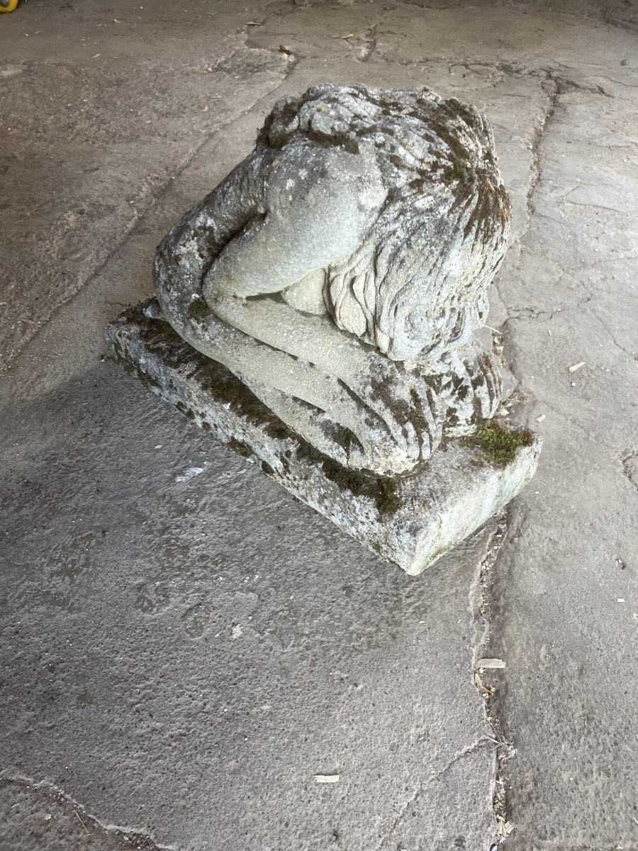 Femme pleurant en pierre reconstituée époque fin 19e ou début 20eme  mobilier de jardin ancien-photo-3