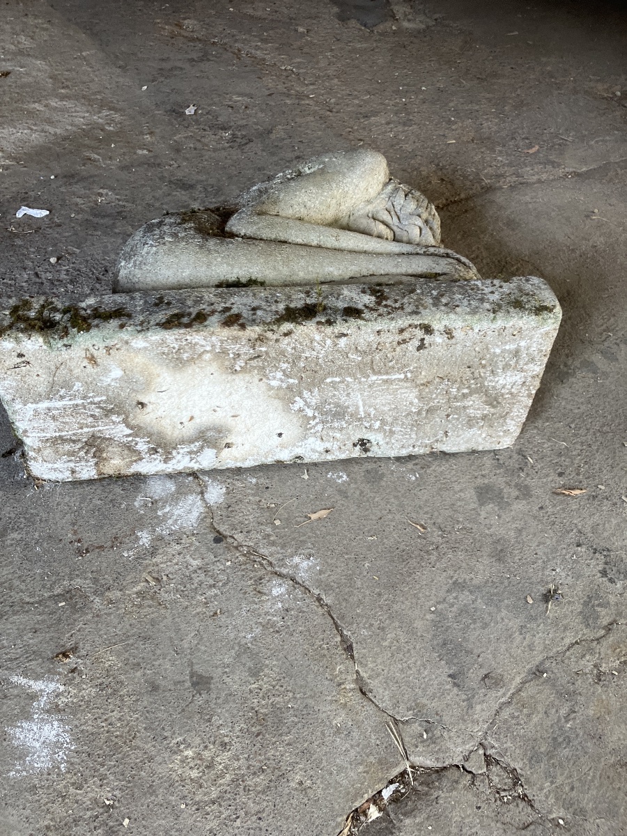 Femme pleurant en pierre reconstituée époque fin 19e ou début 20eme  mobilier de jardin ancien-photo-1