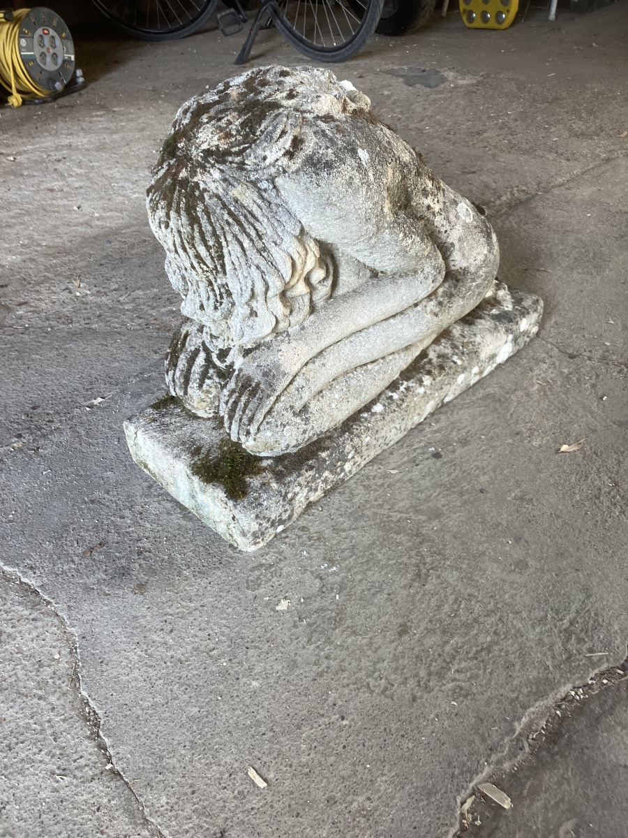 Femme pleurant en pierre reconstituée époque fin 19e ou début 20eme  mobilier de jardin ancien