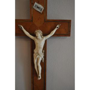 Christ en ivoire ancien époque 19ème objet religieux croix en bois et filet de laiton