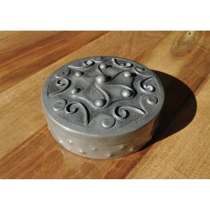 Boite ancienne En étain Repoussé d'époque Art Nouveau Signé R Sitoleux ( René étain d'Art Paris