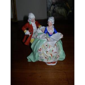 Groupe en porcelaine de Saxe ancien d'époque fin 19ème personnages en habits du 18ème 