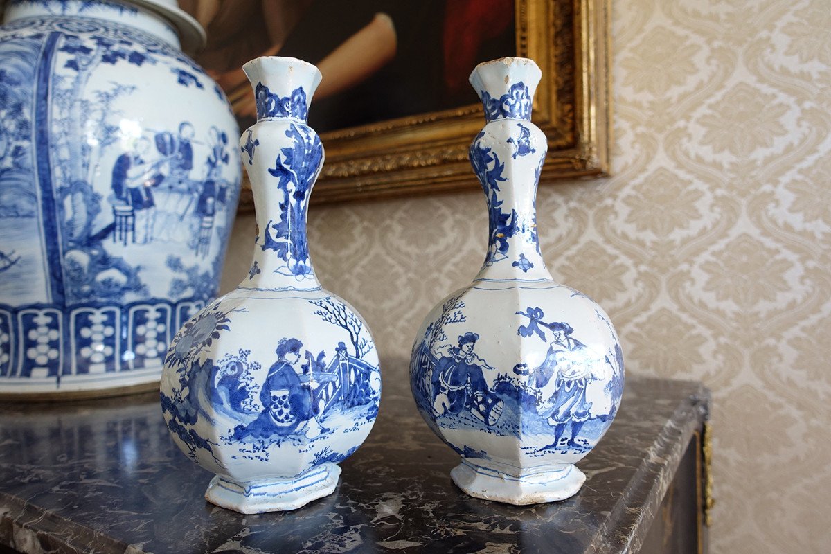  Paire De Vases à Pans Et Haut Col En Faïence De Nevers - Décor Aux Chinois - Epoque XVIIe