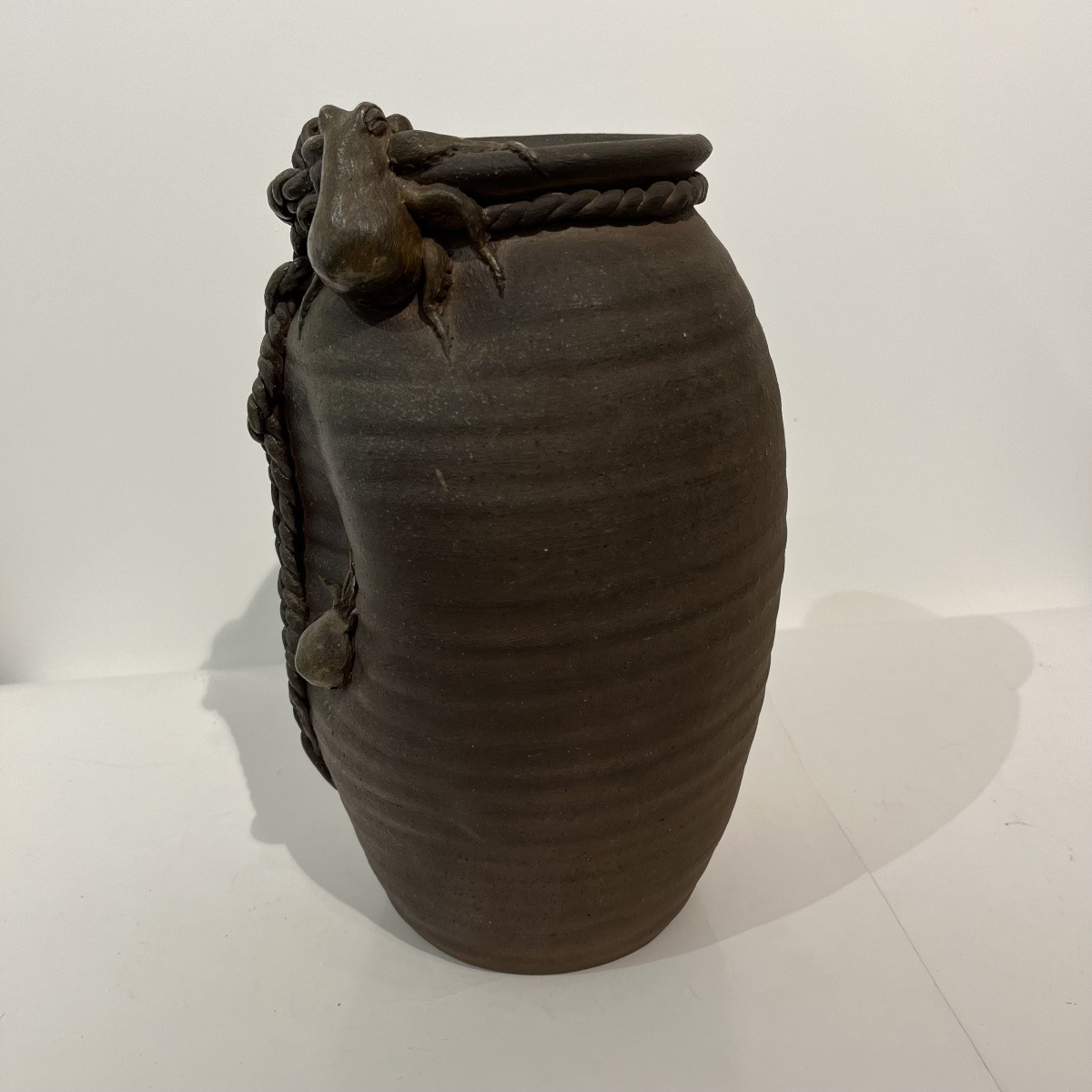 Japanese Takotsubo Vase With Octopuses In Bizen Terracotta - Japan-photo-2