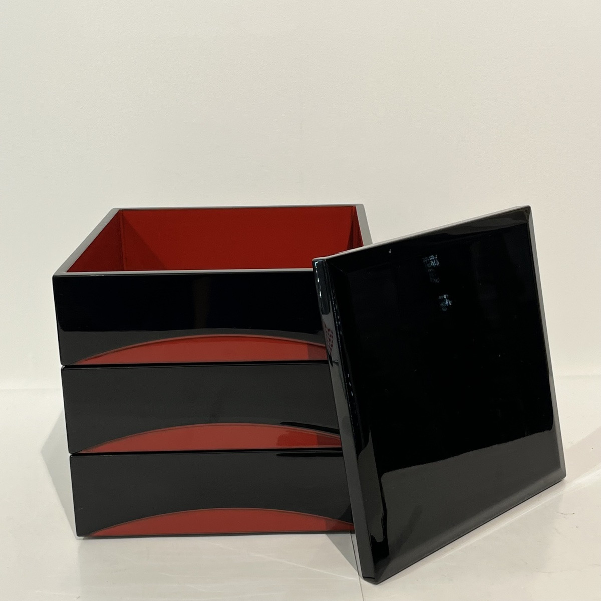 Boîte laquée japonaise jubako noire et rouge - Japon-photo-1