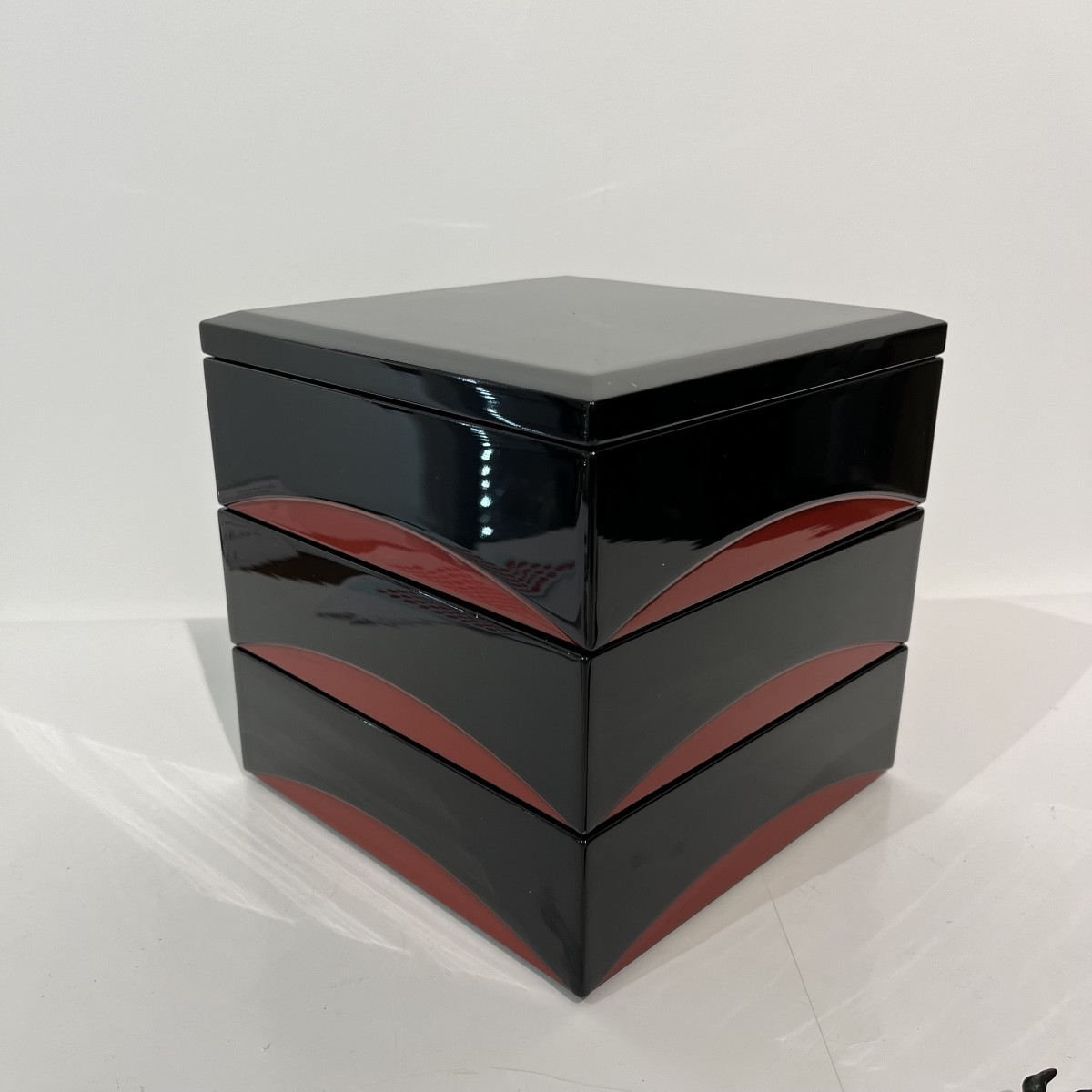 Boîte laquée japonaise jubako noire et rouge - Japon