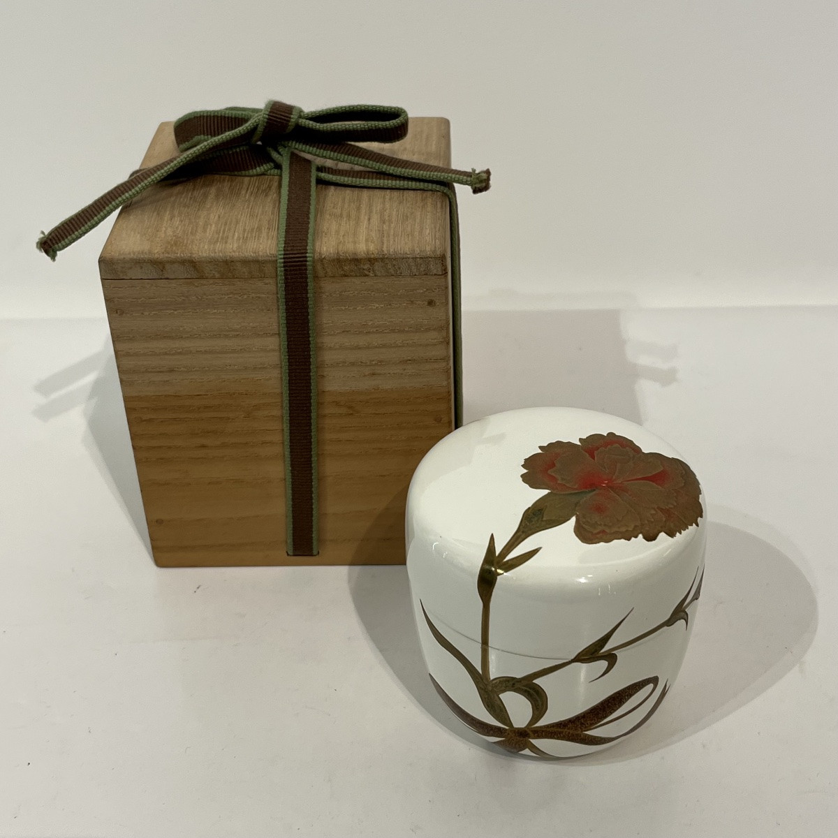 Natsume, White Lacquered Japanese Tea Caddy With Carnations - Japan-photo-2