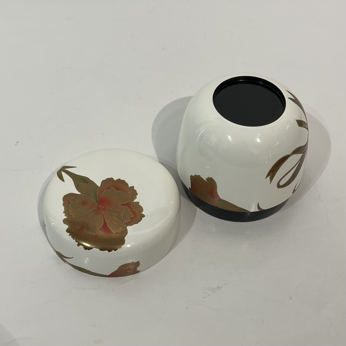 Natsume, White Lacquered Japanese Tea Caddy With Carnations - Japan-photo-1