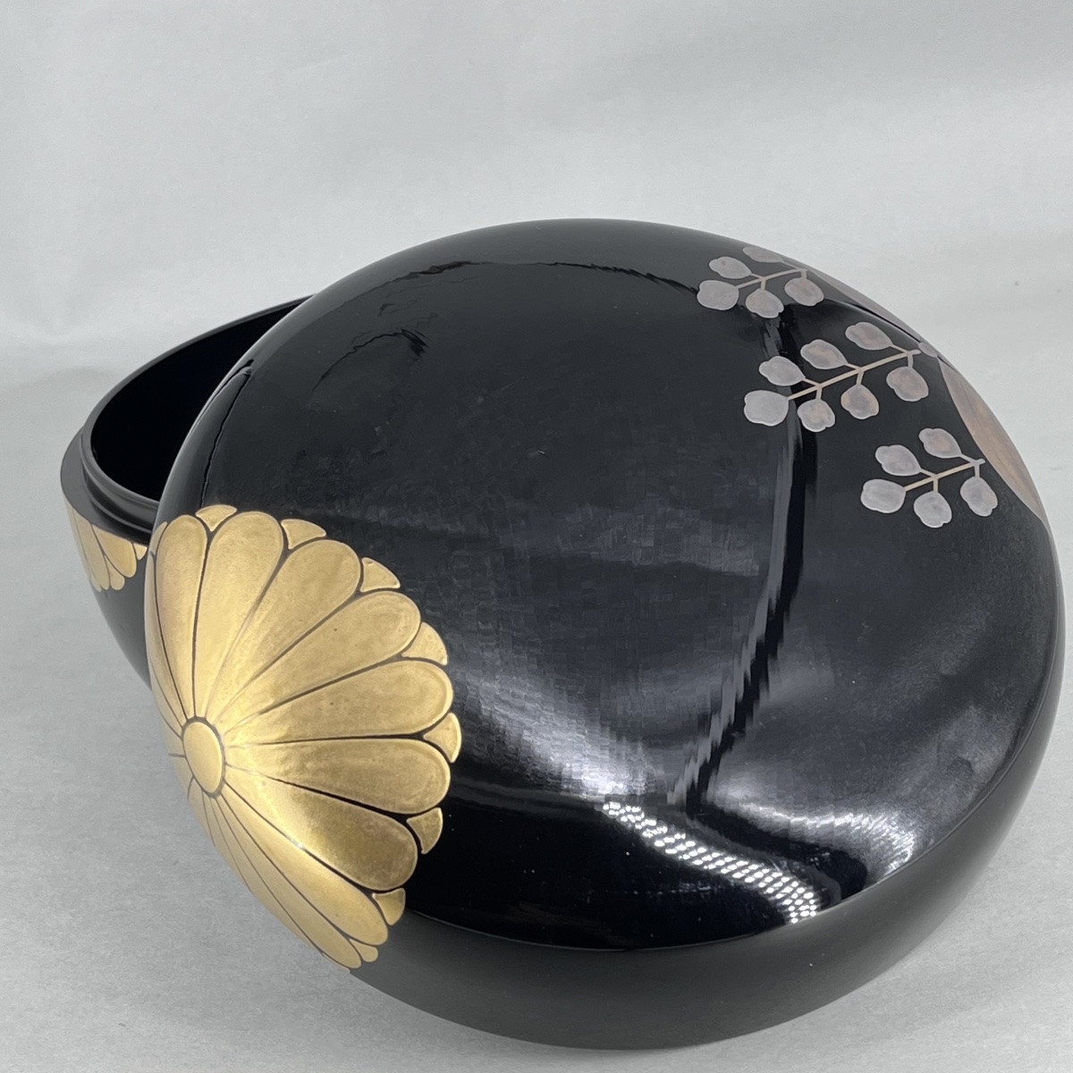 Boîte laquée japonaise kashiki Chrysanthème et Paulownia - Japon-photo-1