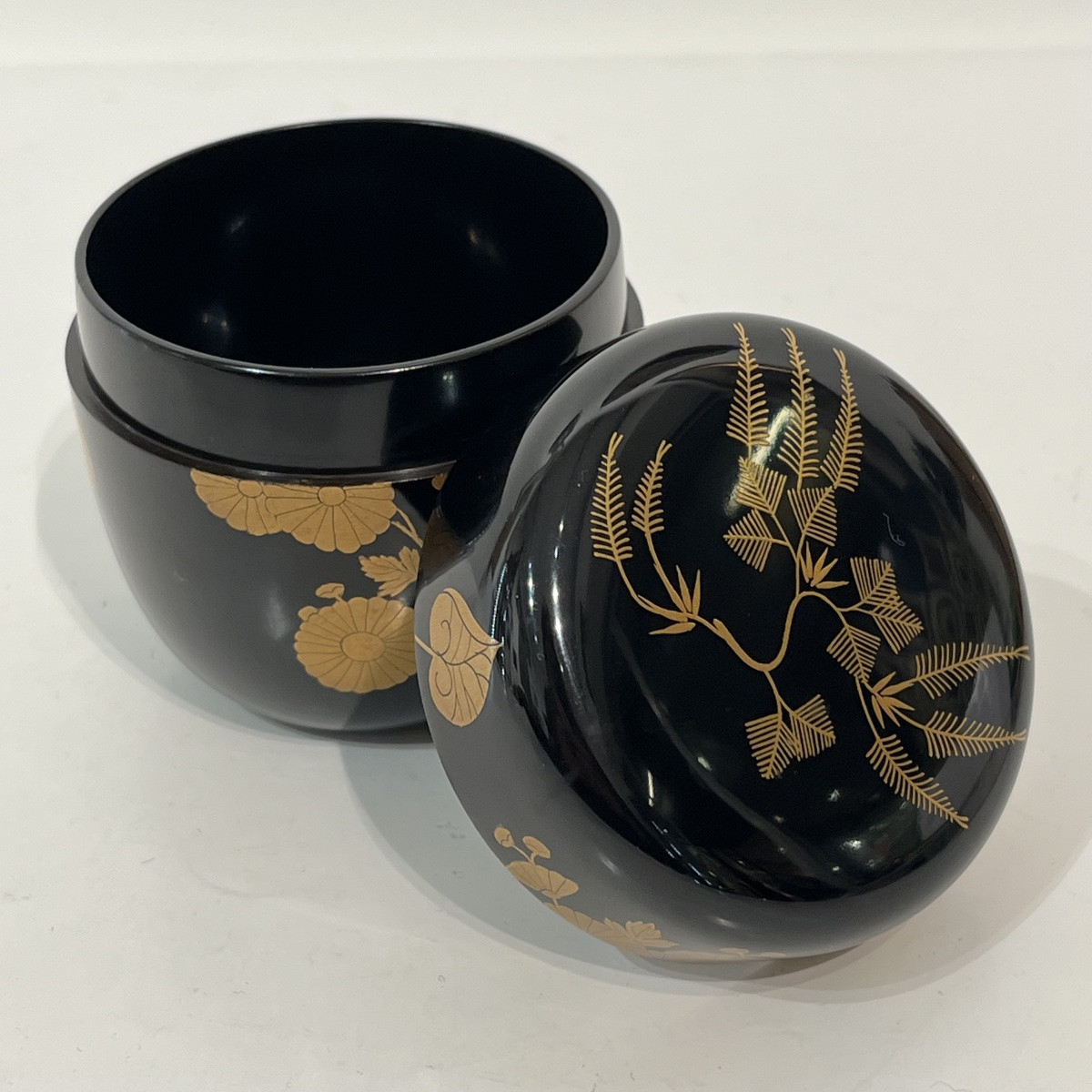 Natsume Japanese Lacquer Tea Caddy With Chrysanthemums And Ferns - Japan-photo-3