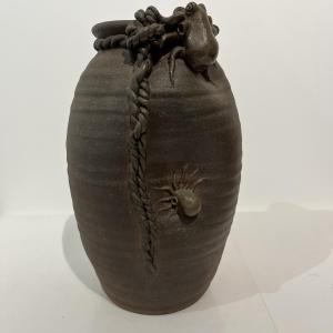 Vase japonais takotsubo avec poulpes en terre cuite de Bizen - Japon