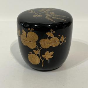 Natsume boîte à thé en laque japonaise chrysanthèmes et fougères  - Japon 
