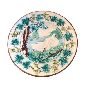 Assiette En Barbotine à Décor De Paysage Et De Cygnes, Angleterre, 1880