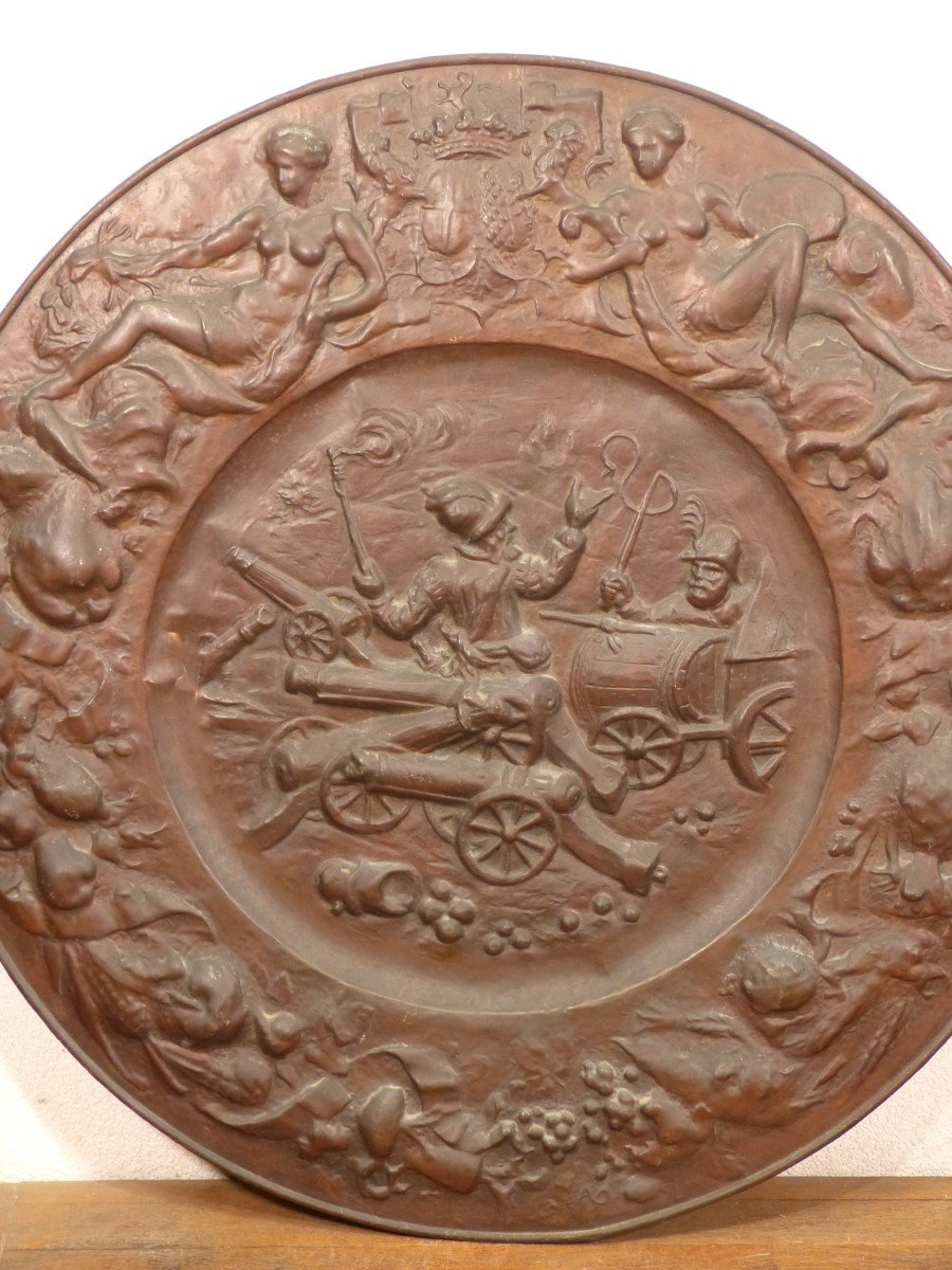Paire De Très Grands Plats 98 Cm Renaissance Cuivre Repoussé Scène De Bataille -photo-2