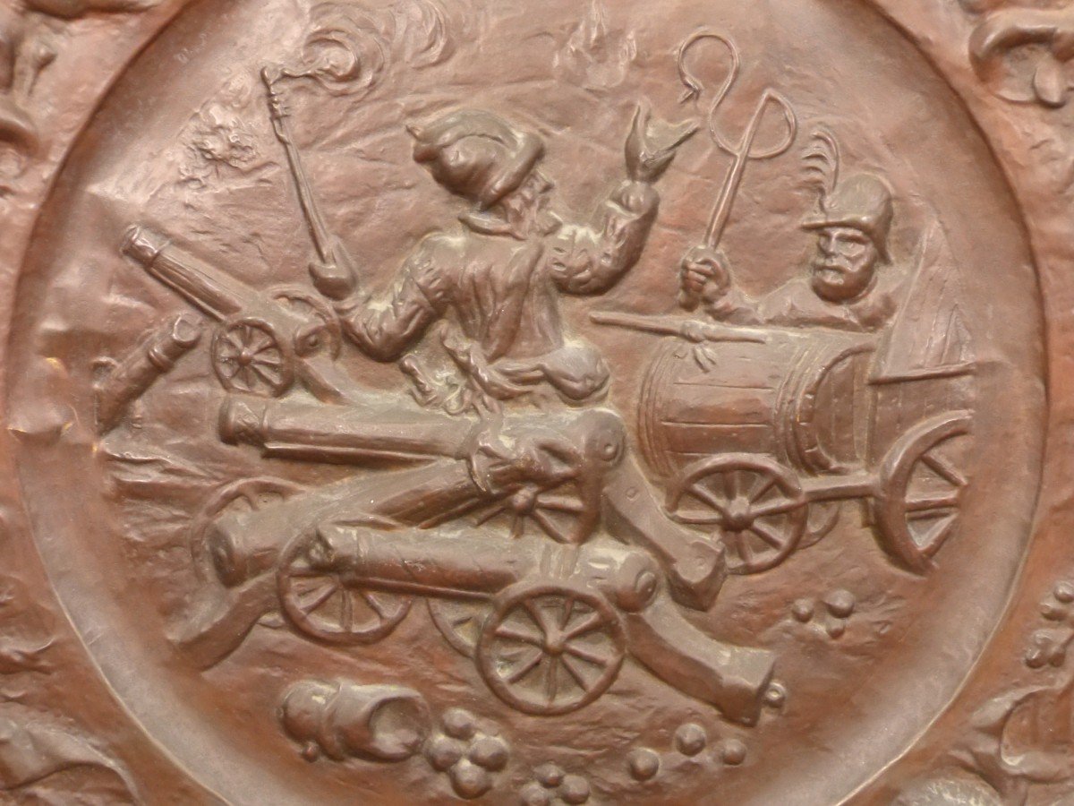 Paire De Très Grands Plats 98 Cm Renaissance Cuivre Repoussé Scène De Bataille -photo-1