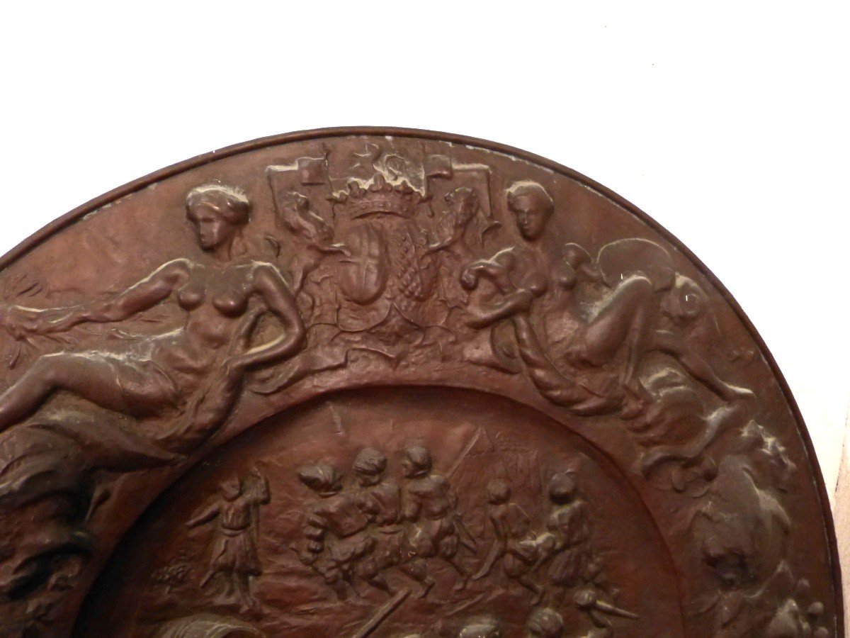 Paire De Très Grands Plats 98 Cm Renaissance Cuivre Repoussé Scène De Bataille -photo-3