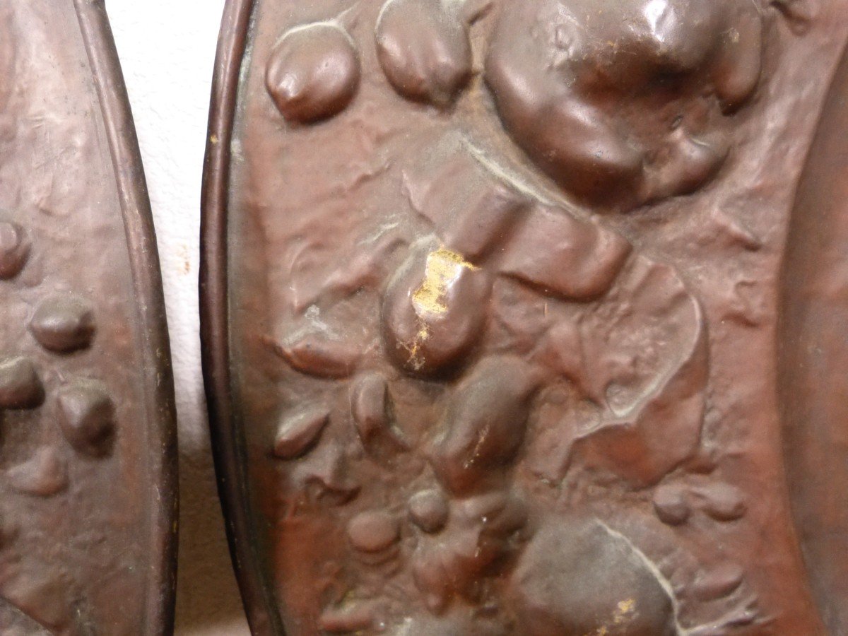 Paire De Très Grands Plats 98 Cm Renaissance Cuivre Repoussé Scène De Bataille -photo-4