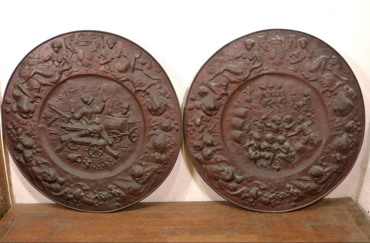 Paire De Très Grands Plats 98 Cm Renaissance Cuivre Repoussé Scène De Bataille 