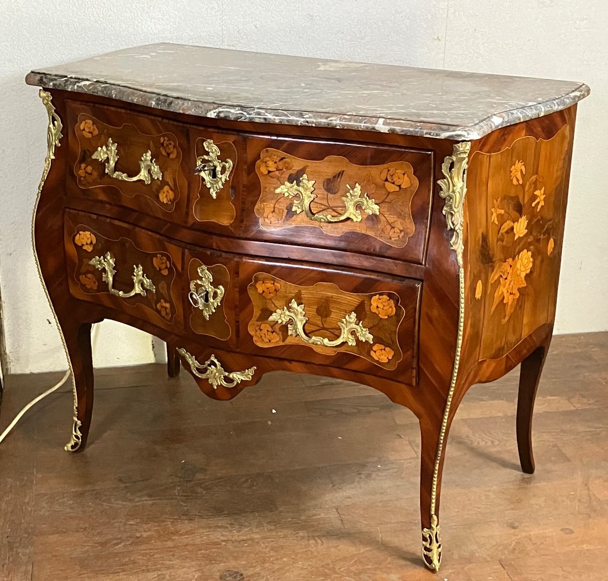 Petite Commode Sauteuse Galbée D’époque Louis XV Fleurie Est Cour De Stanislas Luneville 