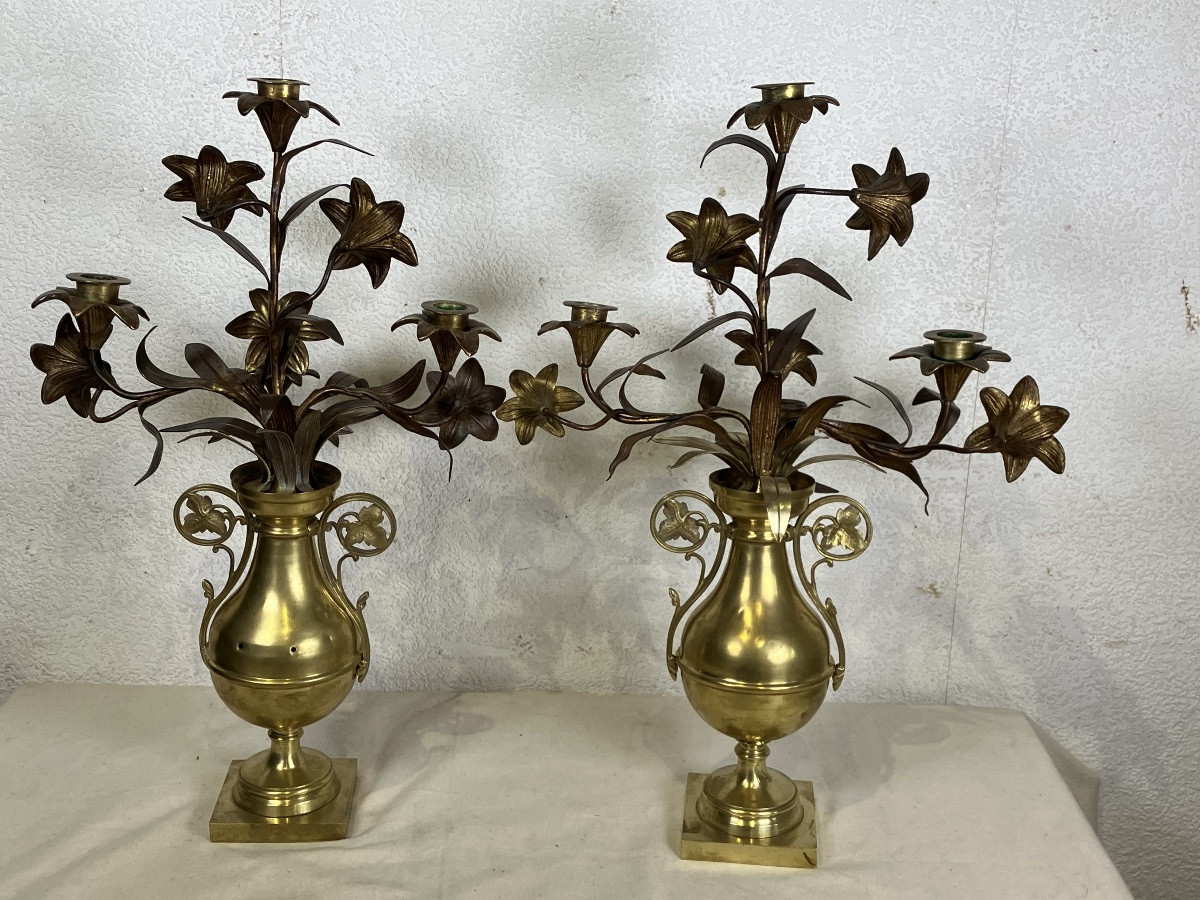 Paire de candélabres chandeliers d’église en bronze et laiton Fleurs de Lys à 4 feux -photo-1