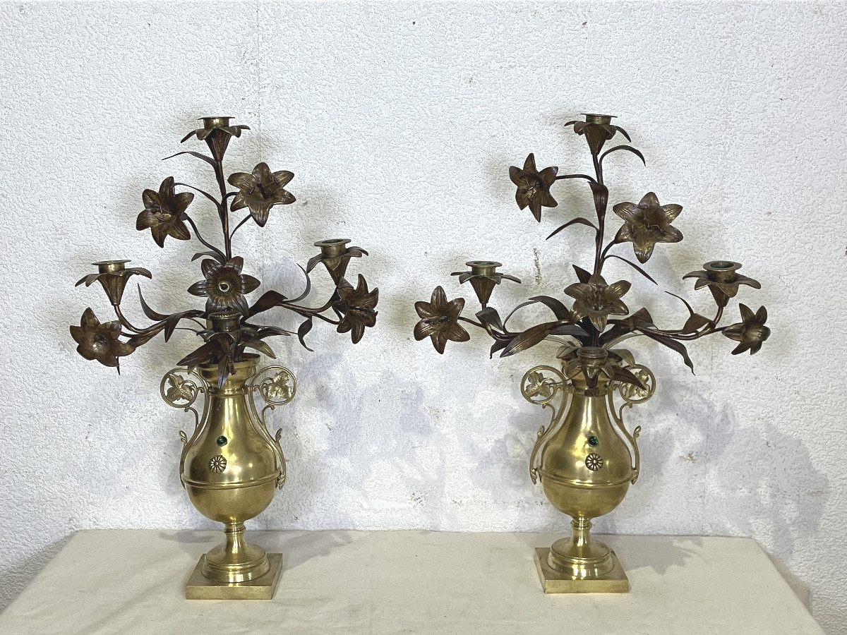 Paire de candélabres chandeliers d’église en bronze et laiton Fleurs de Lys à 4 feux 
