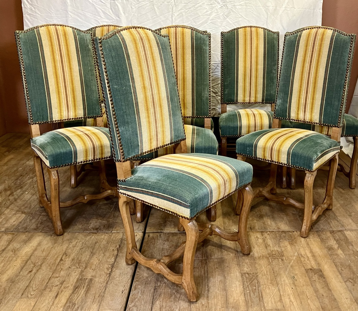 Série de 8 chaises capitonnées en hêtre de style Louis XIV