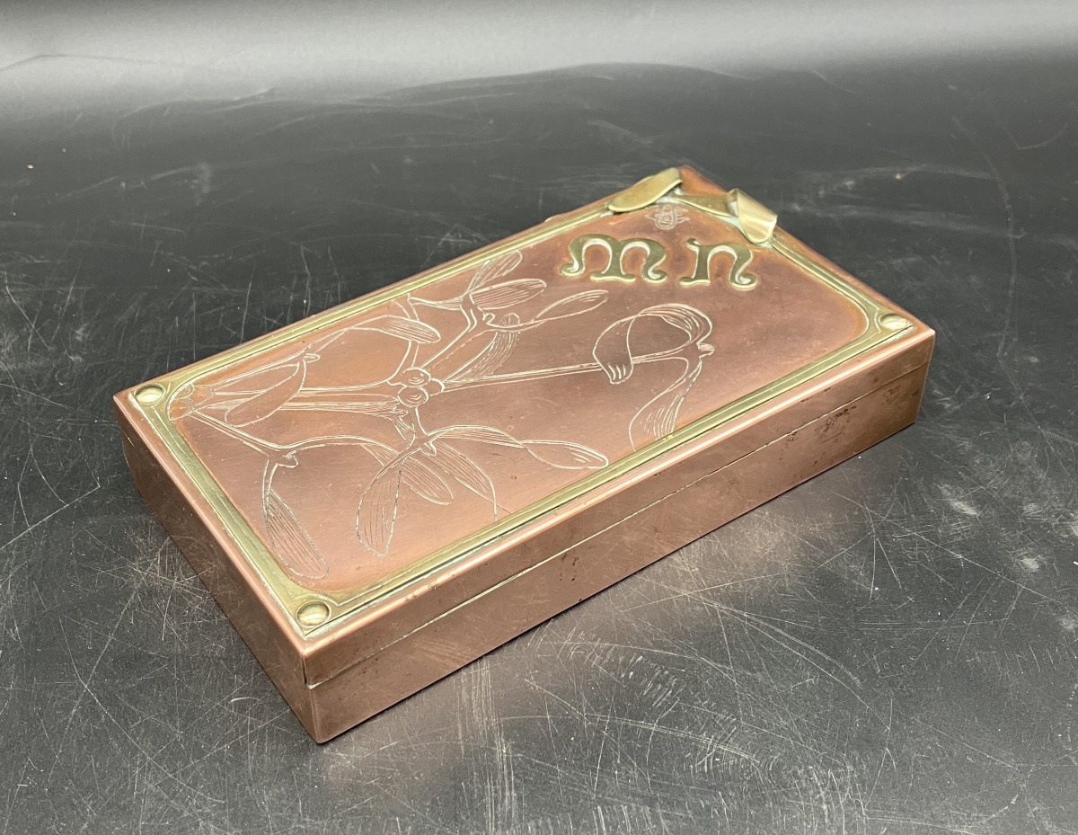 Boite Gui art nouveau en cuivre à deux patine pour bijoux ,  cartes , ou autre