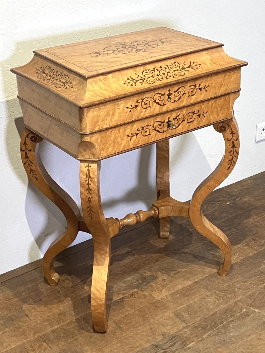 Travailleuse Charles X en bois clair Erable moucheté et incrustations d'Amarante